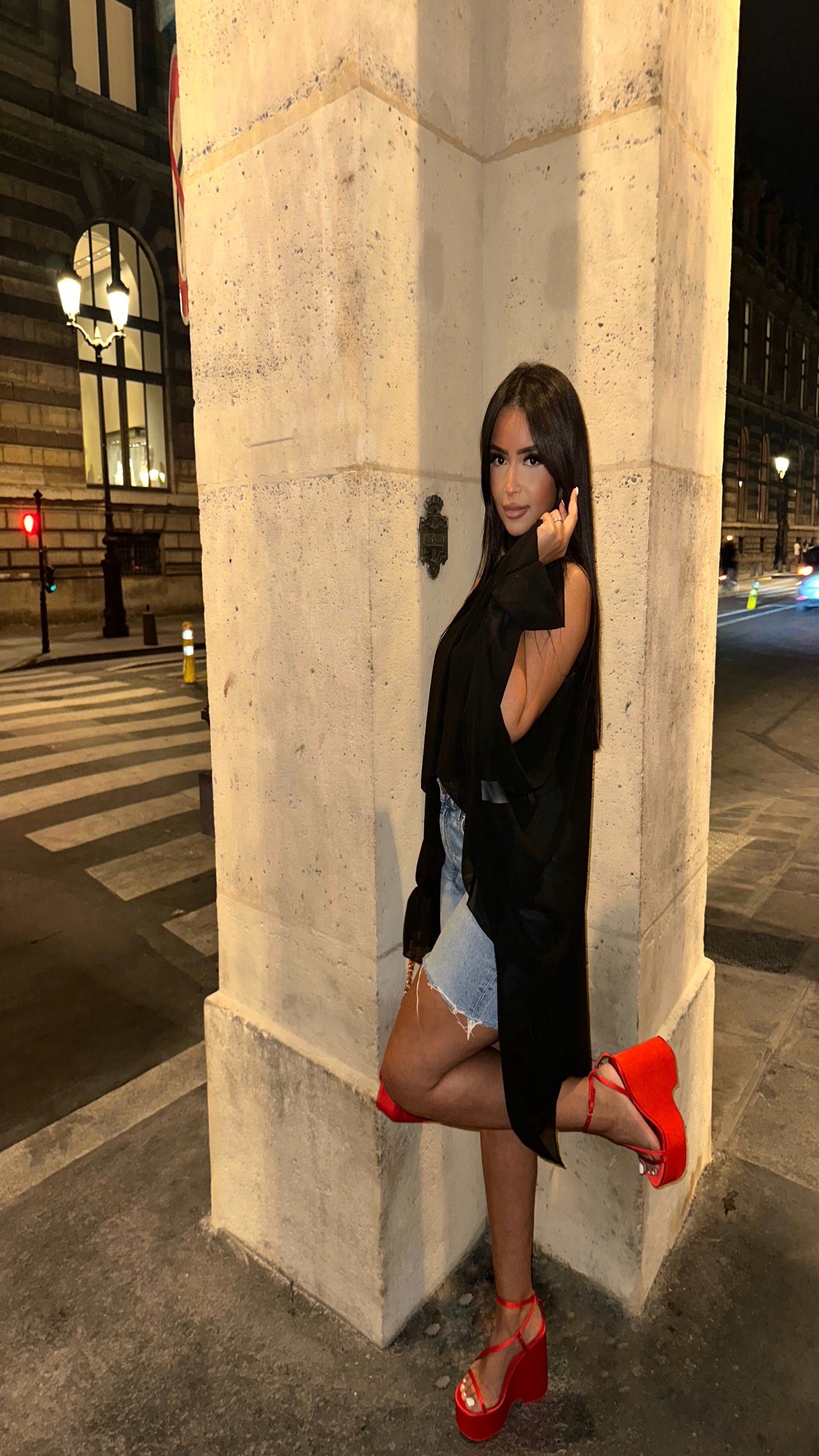 Blouse noir ouverte dans le dos