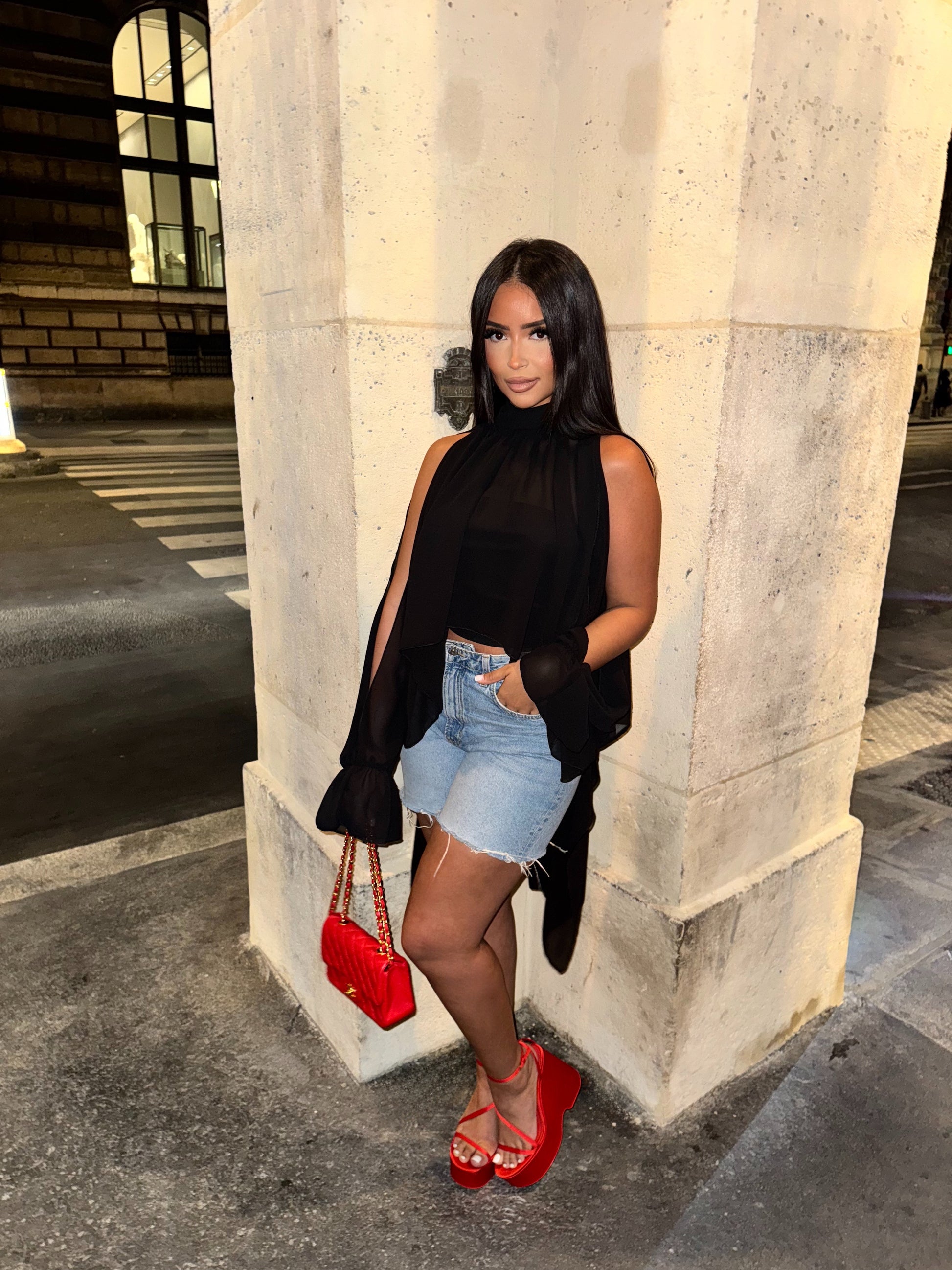 Blouse noir ouverte dans le dos